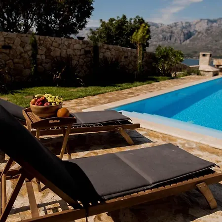 빌라 La Familia-Peaceful Villa, Private Pool, Sea And Velebit View *